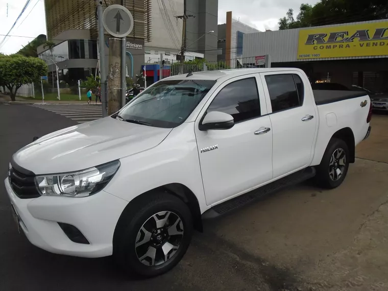 Toyota Hilux Branco 6