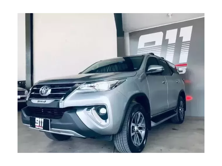 Toyota Hilux SW4 Prata 1