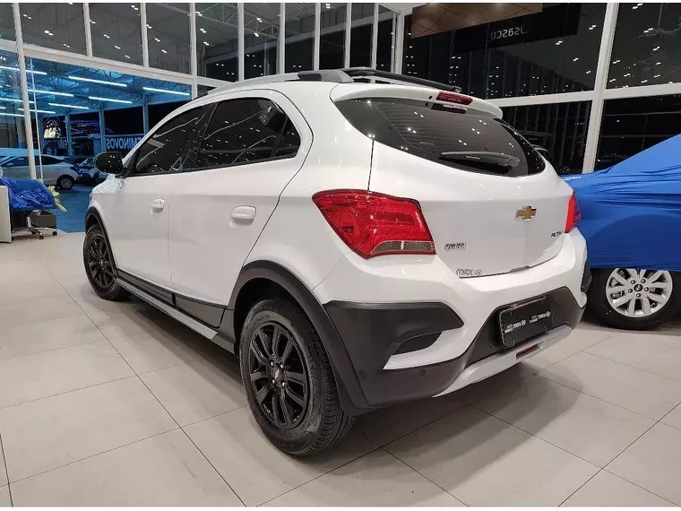 Chevrolet Onix Branco 1