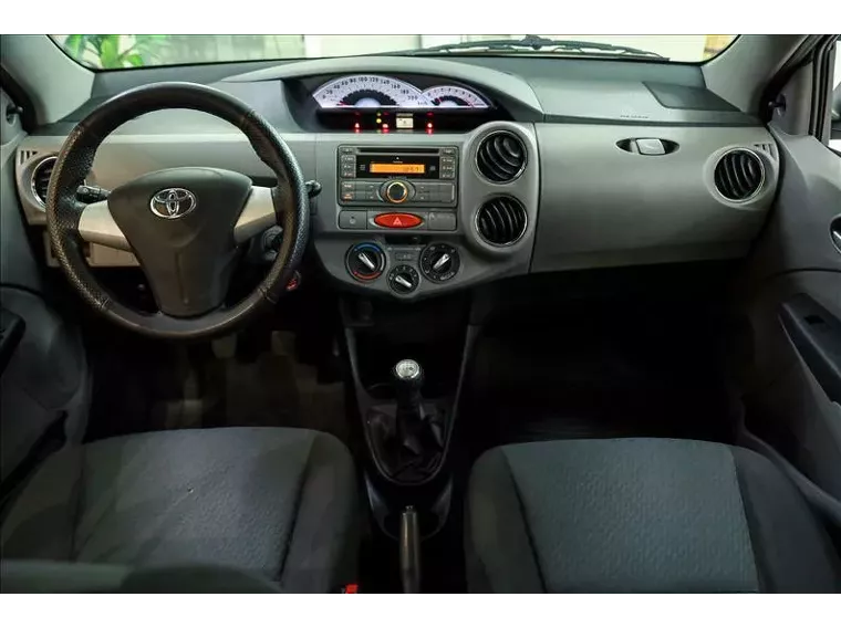 Toyota Etios Prata 9