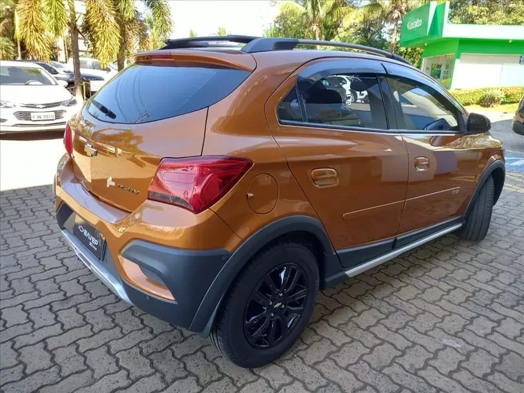 Chevrolet Onix Laranja 4