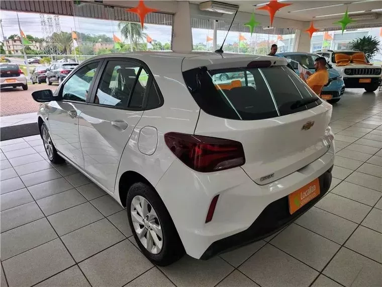 Chevrolet Onix Branco 4