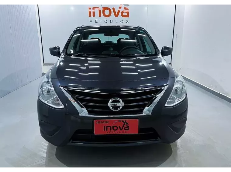 Nissan Versa Cinza 7