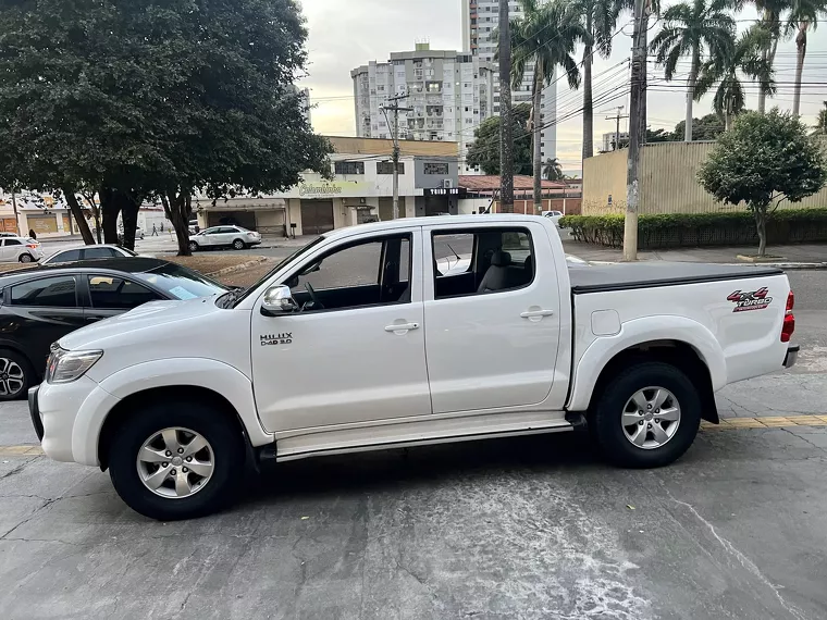 Toyota Hilux Branco 23