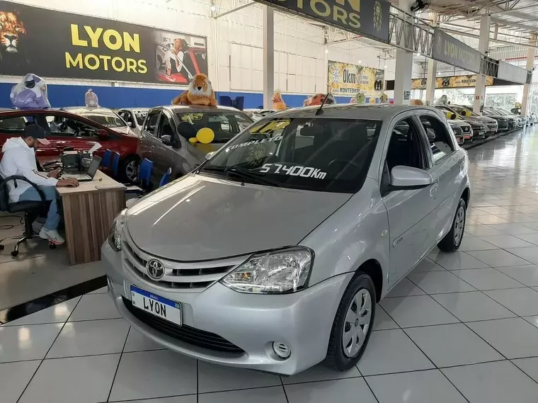 Toyota Etios Prata 5