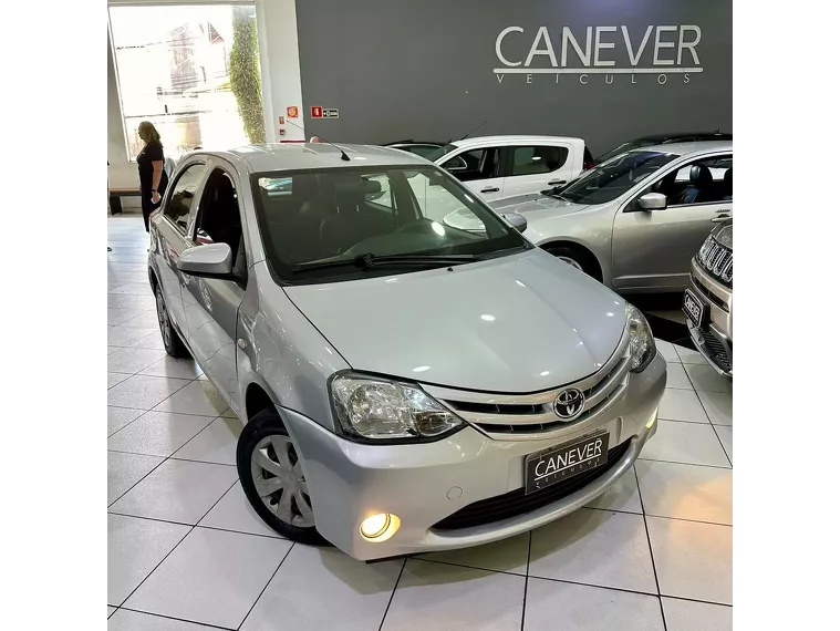 Toyota Etios Prata 1