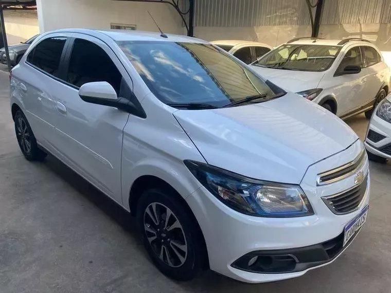 Chevrolet Onix Branco 8