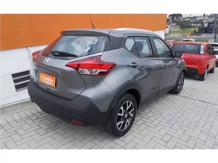 Nissan Kicks Cinza 2