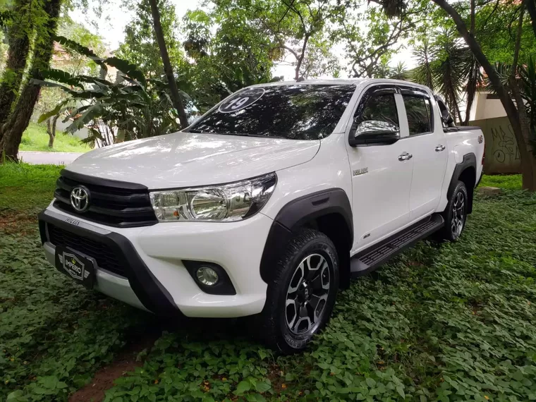 Toyota Hilux Branco 10