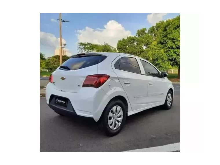 Chevrolet Onix Branco 5