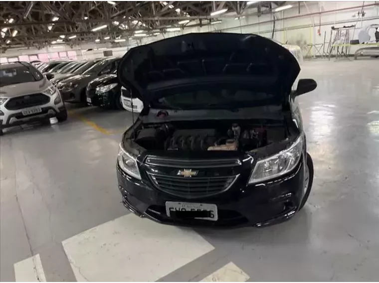 Chevrolet Onix Preto 6