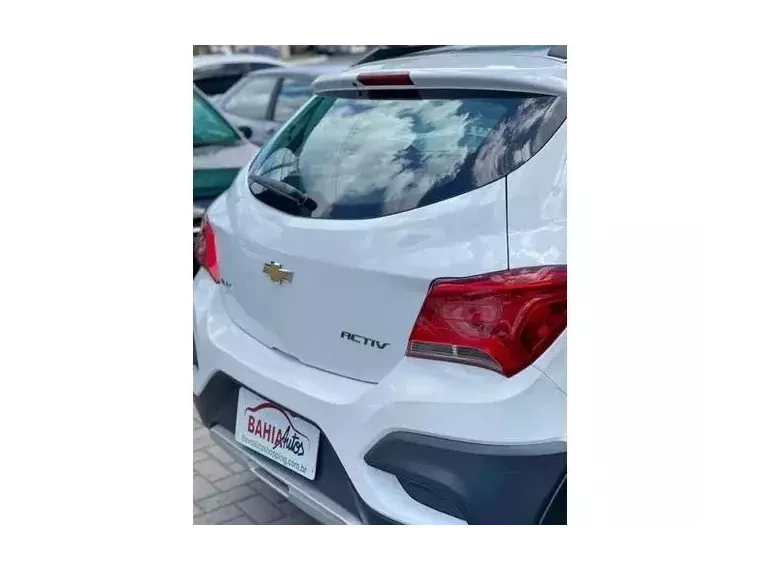 Chevrolet Onix Branco 10