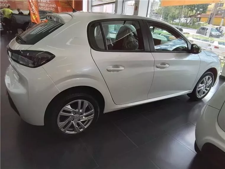 Peugeot 208 Branco 14