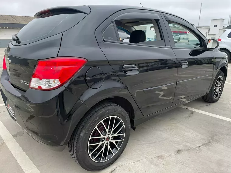 Chevrolet Onix Preto 22