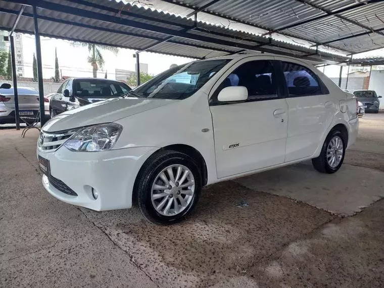 Toyota Etios Branco 4