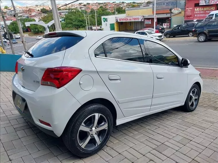 Chevrolet Onix Branco 11