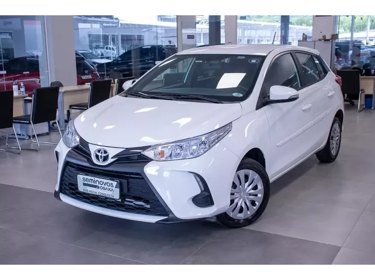 Toyota Yaris Branco 1