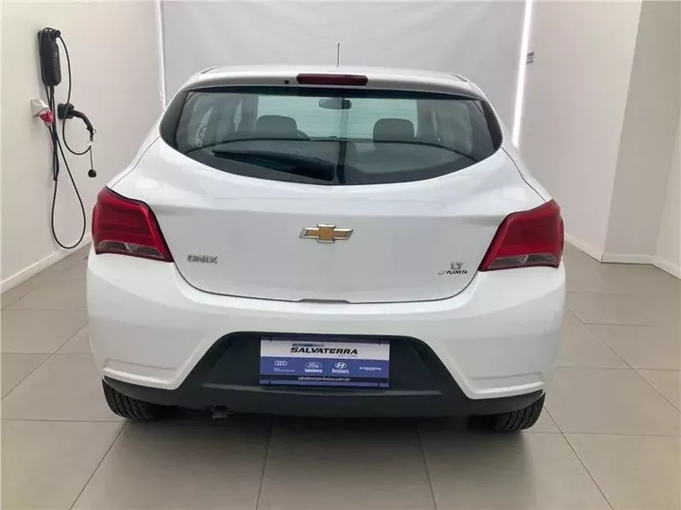 Chevrolet Onix Branco 5