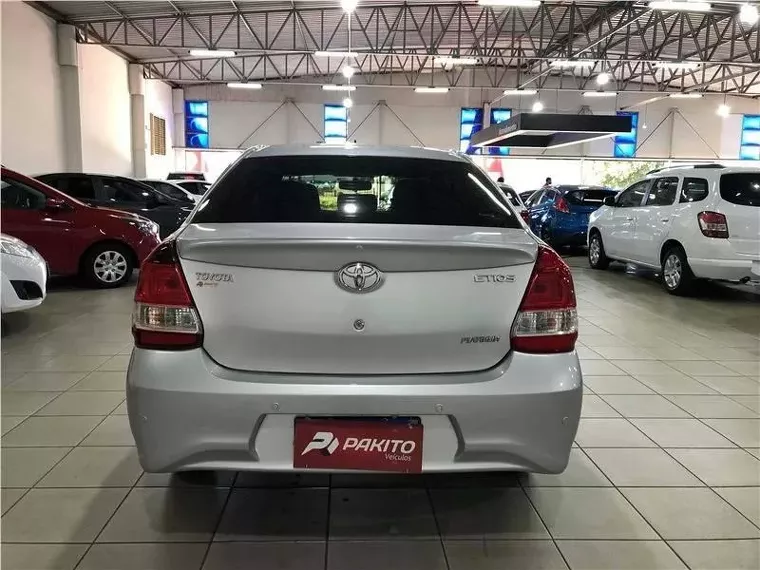 Toyota Etios Branco 7