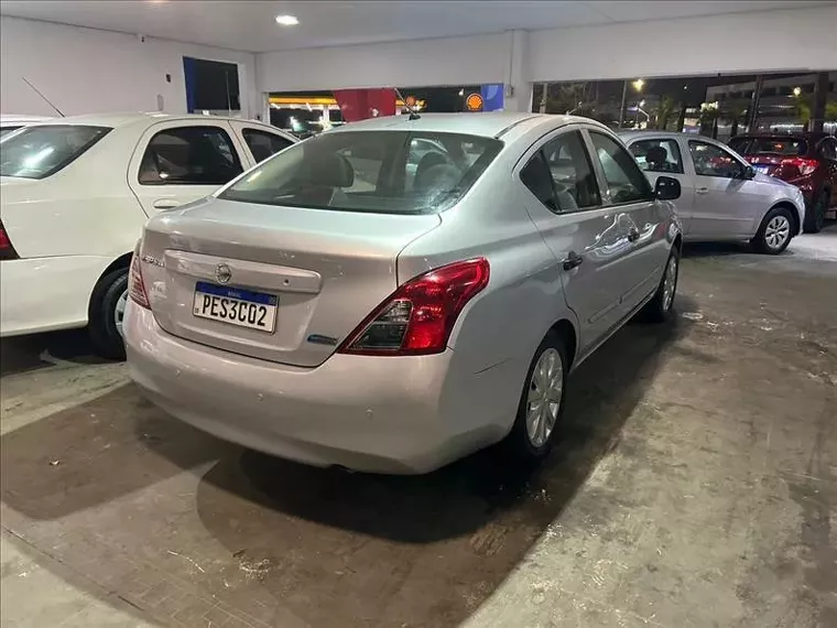 Nissan Versa Prata 4