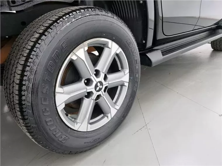 Mitsubishi L200 Triton Preto 4