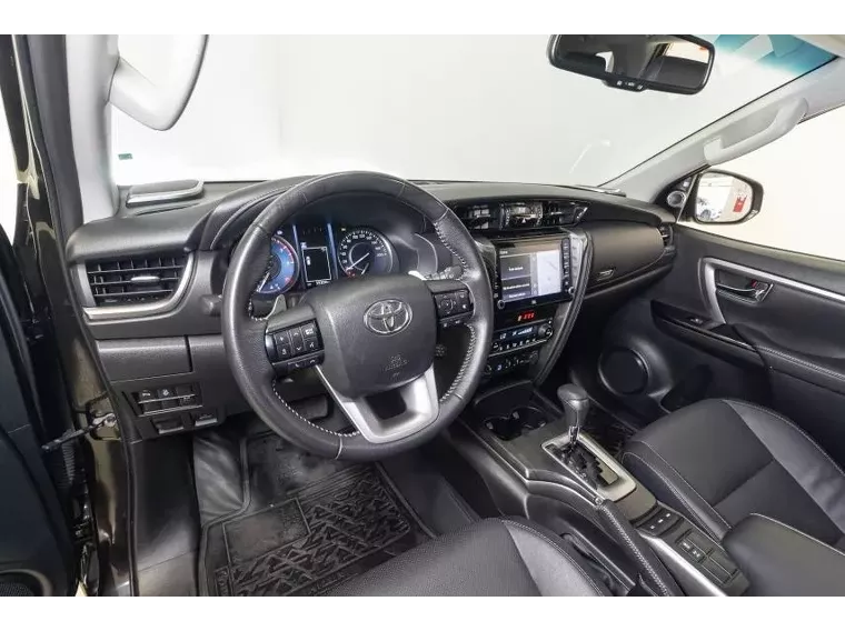 Toyota Hilux SW4 Marrom 17