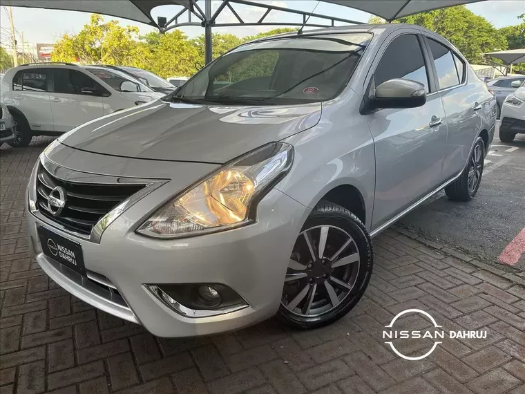 Nissan Versa Prata 8