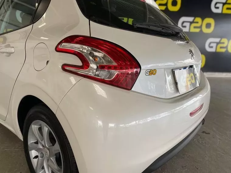 Peugeot 208 Branco 14