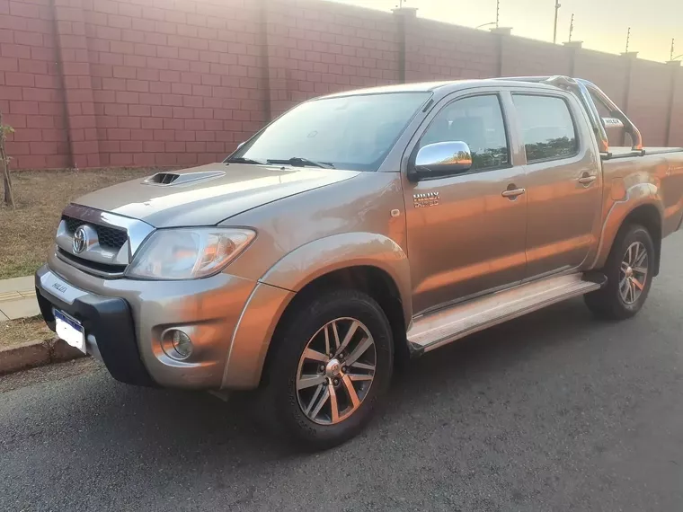 Toyota Hilux Bege 9