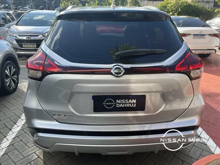 Nissan Kicks Prata 13