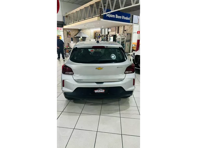 Chevrolet Onix Prata 4