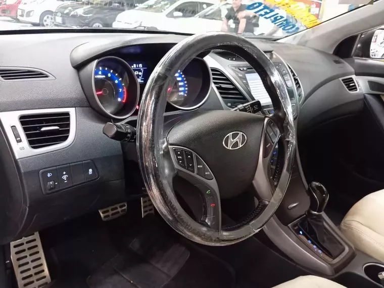 Hyundai Elantra Preto 12