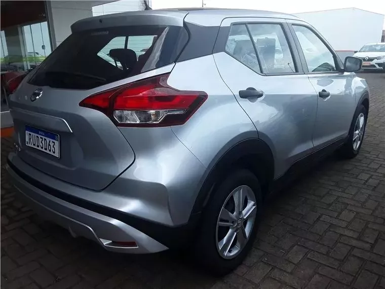 Nissan Kicks Prata 8