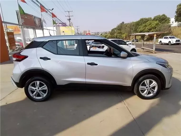 Nissan Kicks Prata 3