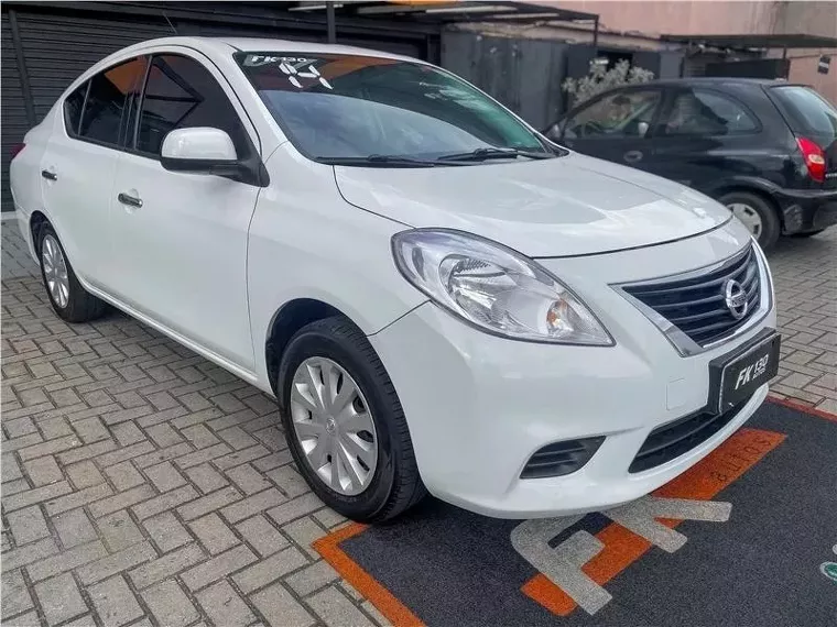 Nissan Versa Branco 11