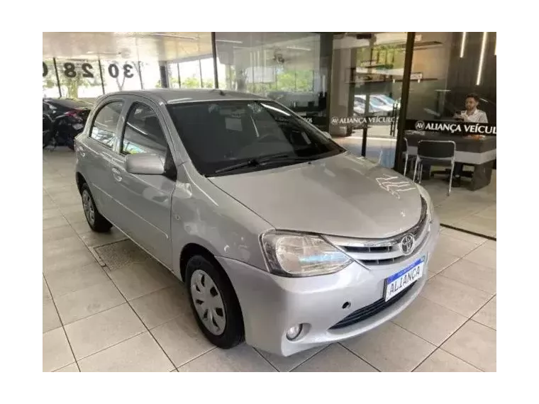 Toyota Etios Prata 5