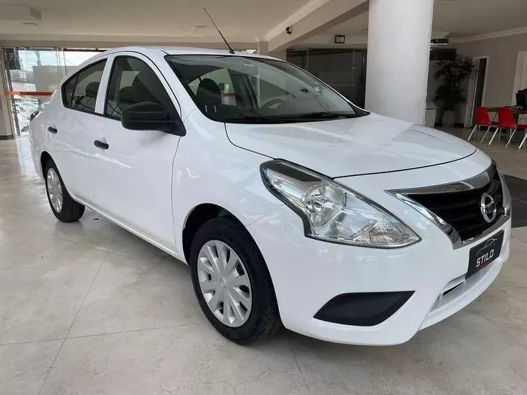 Nissan Versa Branco 1