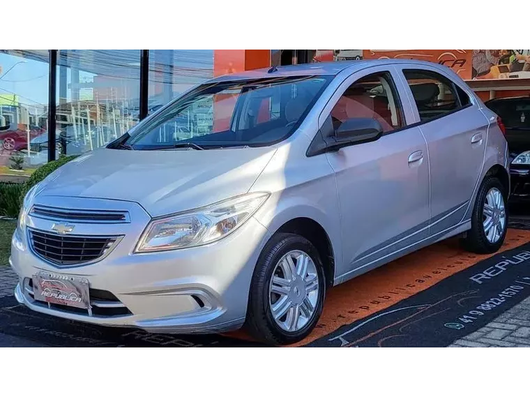 Chevrolet Onix Prata 10