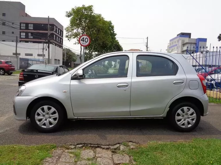 Toyota Etios Prata 11