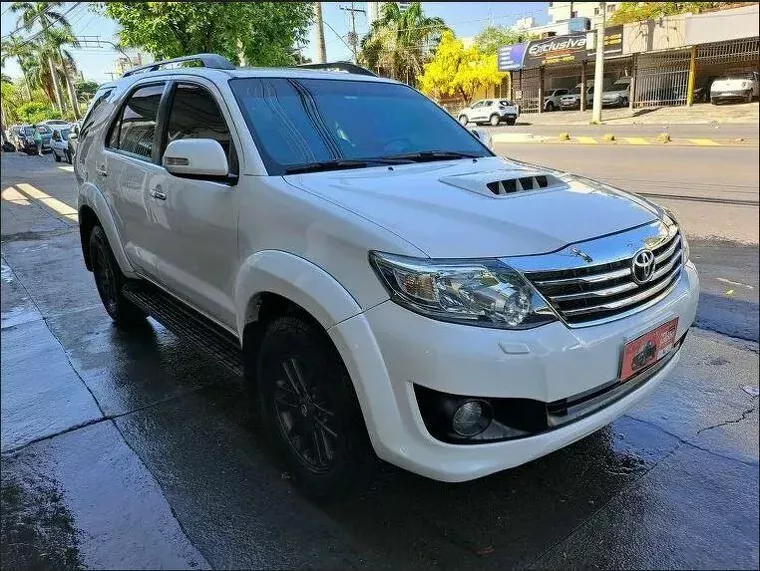 Toyota Hilux SW4 Branco 19