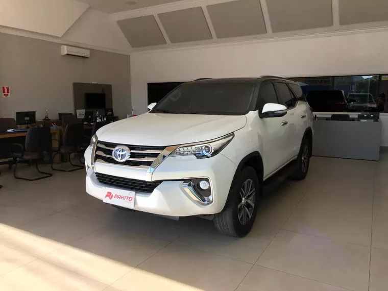 Toyota Hilux SW4 Branco 10