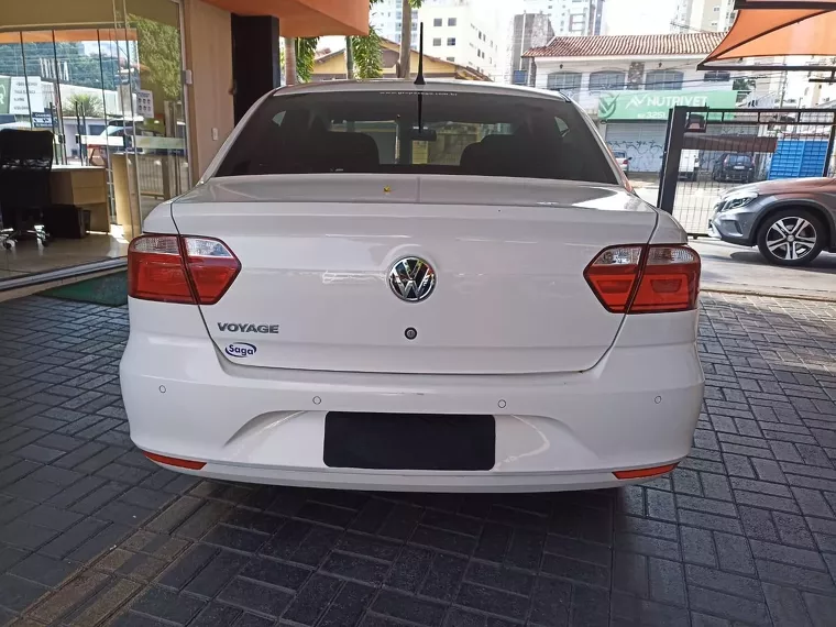 Volkswagen Voyage Branco 1