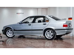 BMW 323i