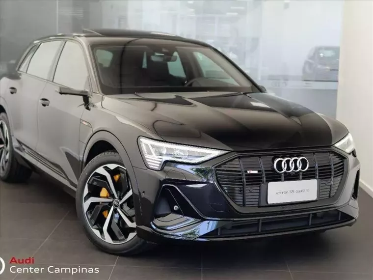 Audi E-tron Preto 18