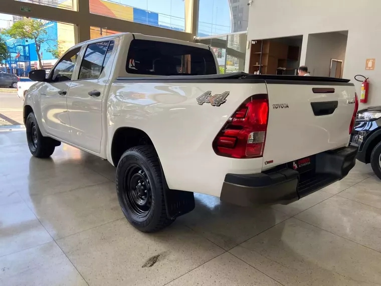 Toyota Hilux Branco 8