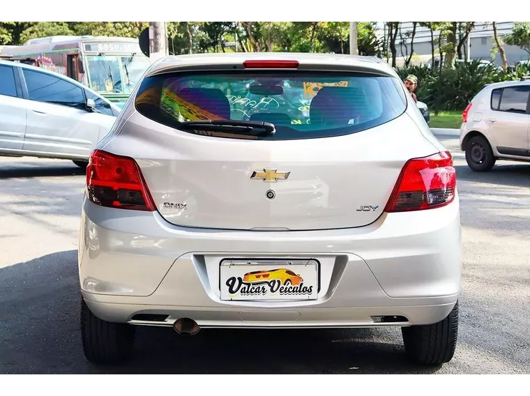 Chevrolet Onix Prata 13