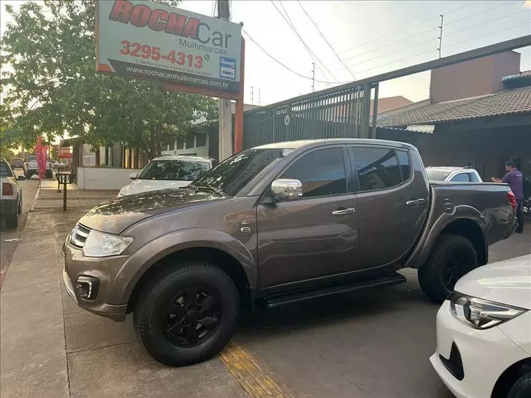 Mitsubishi L200 Triton Marrom 2