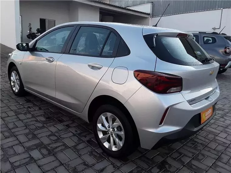 Chevrolet Onix Prata 19