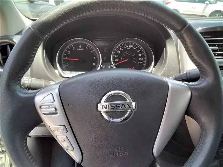 Nissan Versa Prata 16