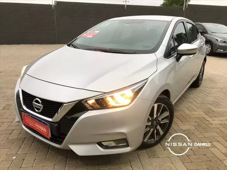 Nissan Versa Prata 4